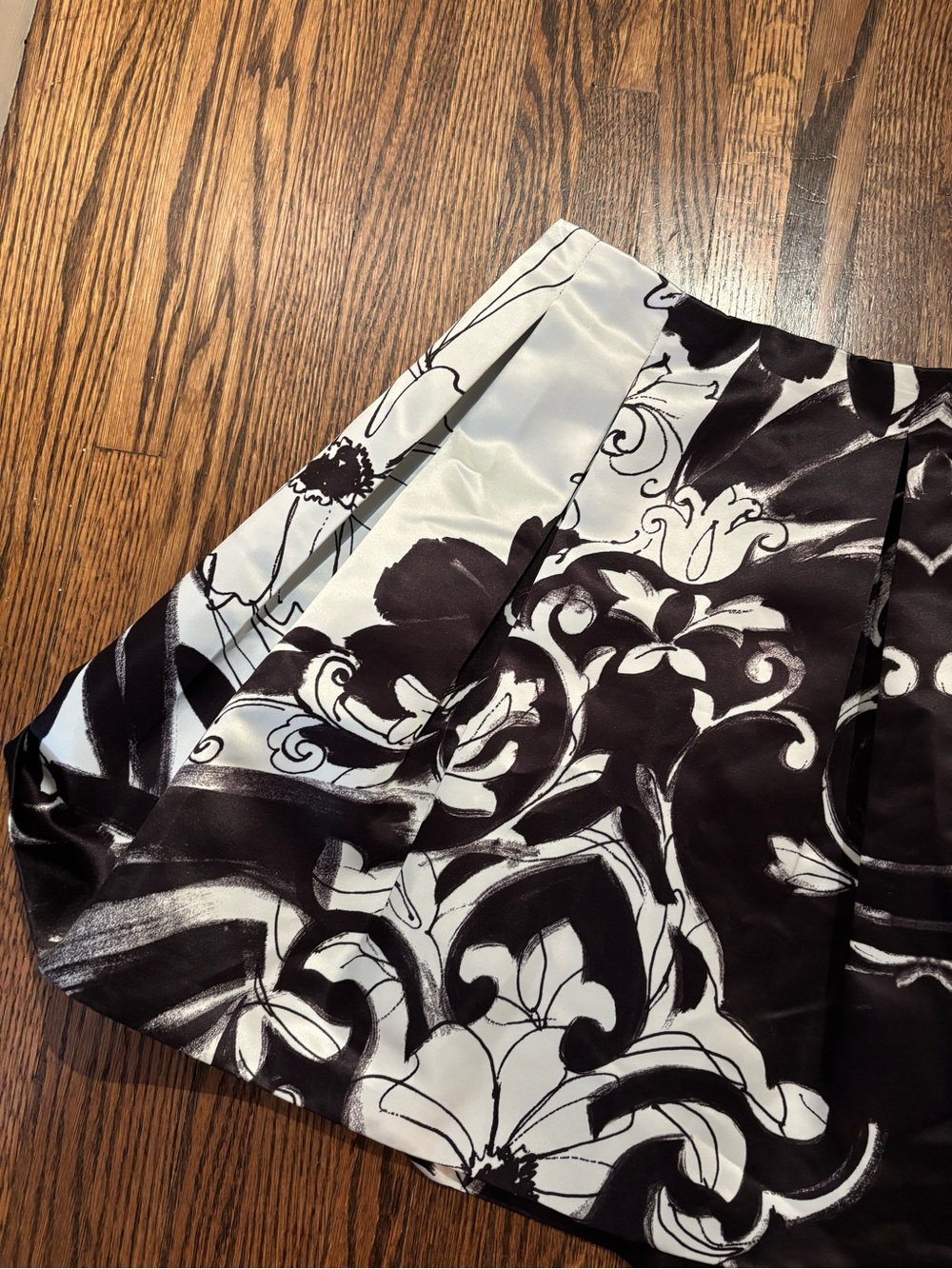 Alice + Olivia Black and White Pleated Mini Skirt - Picture 2 of 4